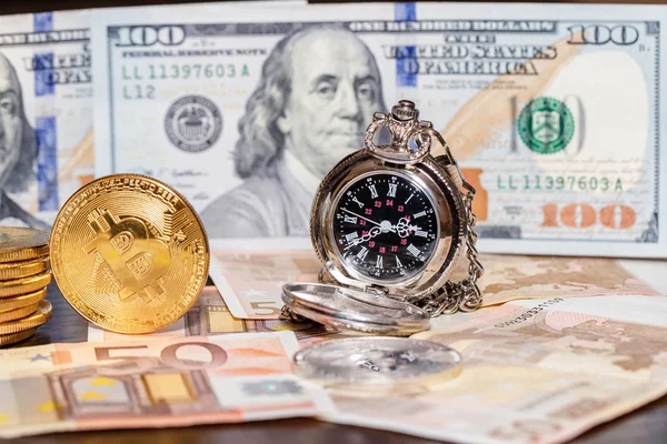 Relojes Bolsillo Dólares Euros Bitcoins Encuentran Una Mesa Madera — Foto de Stock