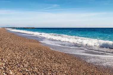 Açık Havada Çakıl plajında Akdeniz denizin dalgaları rulo