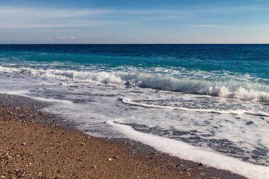 Açık Havada Çakıl plajında Akdeniz denizin dalgaları rulo