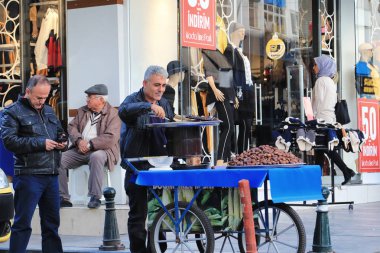 Antalya, Türkiye - 16 Kasım: Kavrulmuş kestane sokaklarda kömürlerin üzerinde yerel bayi hazırlanması. 16 Kasım 2018, Antalya, Türkiye.