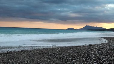 Akdeniz denizin dalgaları boş çakıl plaj üzerinde yıkama