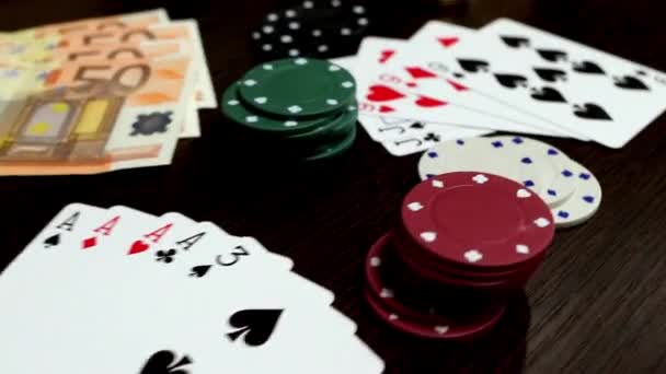 Атрибути азартних ігор на дерев'яному столі гроші, карти, гральні фішки і біткоїни — стокове відео