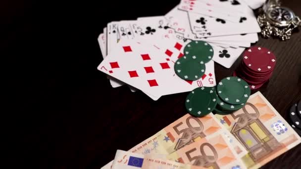 Quebra no processo de jogo em cartas de poker e dinheiro estão espalhados na mesa — Vídeo de Stock