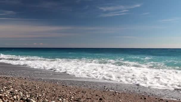 Las olas del mar Mediterráneo bañan la playa de guijarros vacía — Vídeo de stock