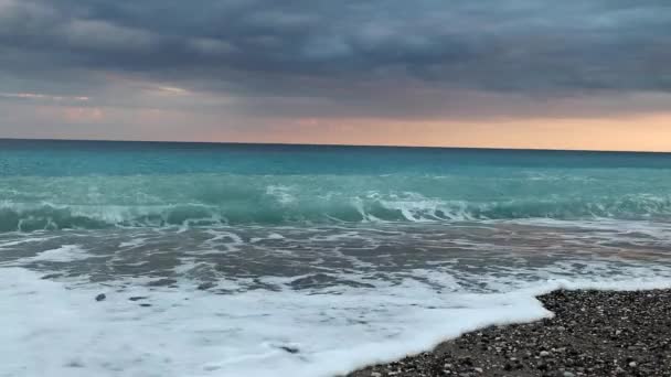 地中海的波涛冲过空旷的鹅卵石海滩 — 图库视频影像