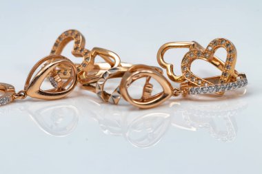 Beyaz bir yüzey üzerinde farklı şekiller altın küpe iki çift