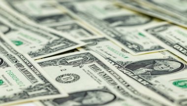 Bir dolarlık banknot düz bir halı gibi masada yalan