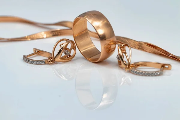 黄金首饰 耳环与跳舞的钻石 金戒指和金链 — 图库照片