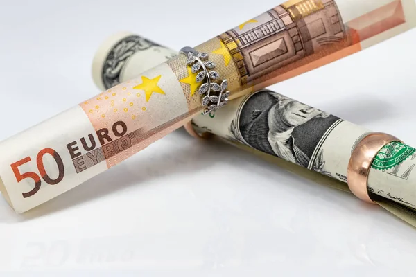 1美元和50欧元的扭曲钞票以不同的金戒指出售 — 图库照片