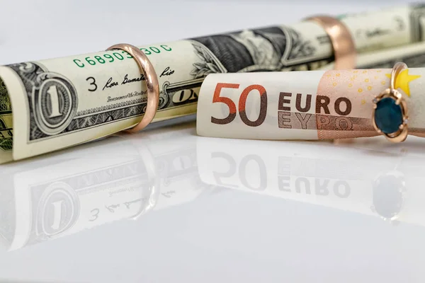 Stočené Bankovky Dolar Euro Prodávají Různých Zlatých Prstenů — Stock fotografie