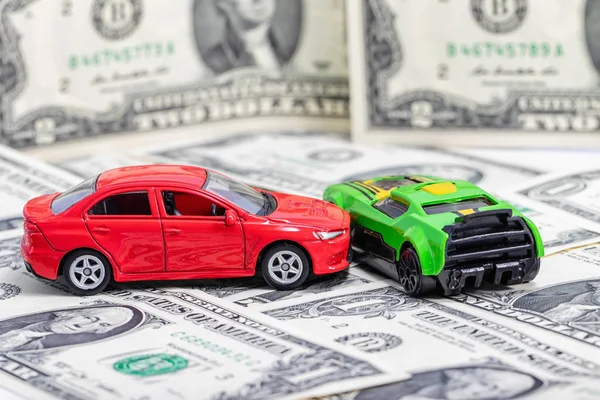 美元钞票背景下两辆玩具车之间的事故 — 图库照片