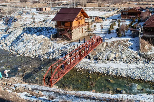 Verhnaya Balkaria 1月20日 村庄的景色与咖啡馆和酒店位于山区旅游中心附近的一个古老的定居点的废墟 2019年1月20日 俄罗斯 Verhnaya Balkaria — 图库照片