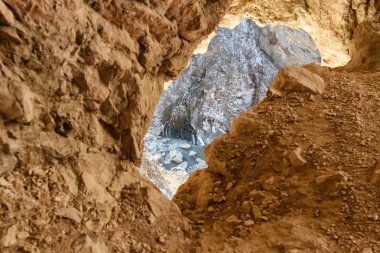 Uçurumdan üstten görünüm, hangi aracılığıyla bir uçurumun içine kışın bir dağ nehir akar