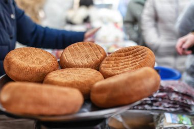 füme peynir süt sayaçları bir halk dağ geçer turistik yerlerde dağ koyun satışı