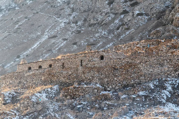 Las Ruinas Antiguo Pueblo Montaña Con Muchas Vallas Construidas Piedras —  Fotos de Stock