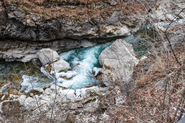 Pohled Vrcholu Útesu Dolů Rokle Přes Který Protéká Horská Řeka — Stock fotografie