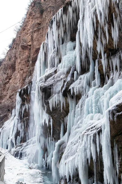 Большие Замерзшие Сосульки Месте Водопадов Горной Местности Зимой — стоковое фото