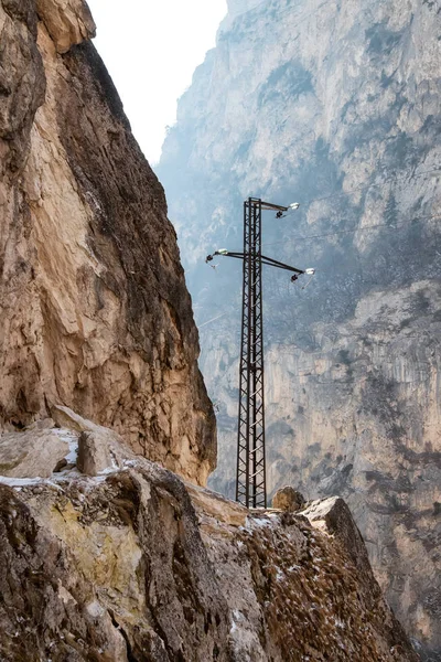 Die Masten Der Hochspannungsleitung Die Einer Bergigen Gegend Großer Höhe — Stockfoto