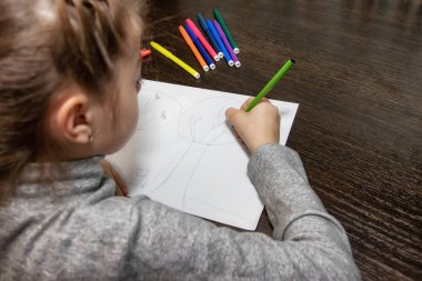 Junior Sınıf evde ödev çizimindeki masada oturan bir öğrenci