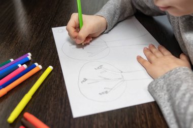 Junior Sınıf evde ödev çizimindeki masada oturan bir öğrenci