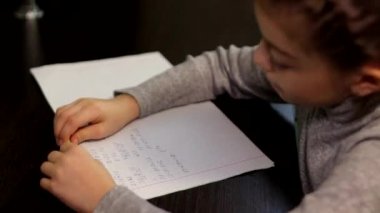 Evde matematik ödev masada oturan ilkokul öğrencisi