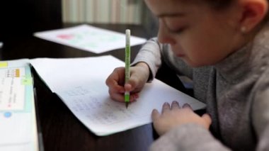 Evde matematik ödev masada oturan ilkokul öğrencisi