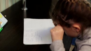 Evde matematik ödev masada oturan ilkokul öğrencisi