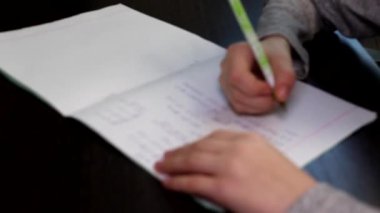 Evde matematik ödev masada oturan ilkokul öğrencisi