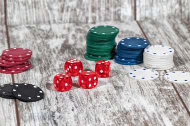 Renkli casino fişi ve kırmızı zar üzerinde ahşap masa lambası yalan