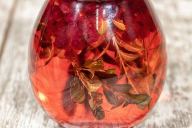 Vahşi yabanmersini reçeli bir küçük kavanoz yakın çekim yaprak ile