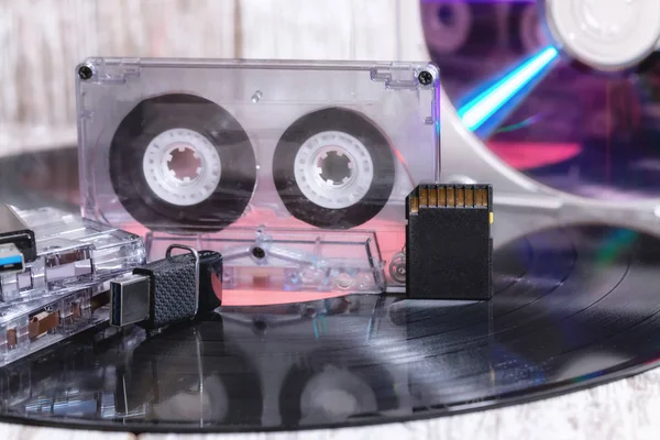 Son 100 Yıldır Müzik Media Vinil Kaydı Lazer Disk Usb — Stok fotoğraf