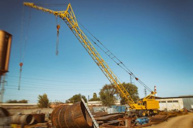 çelik ürünleri ve tüpler bir vinç ile özel bir kamyonun içinde bir depolama alanı ile yükleme.