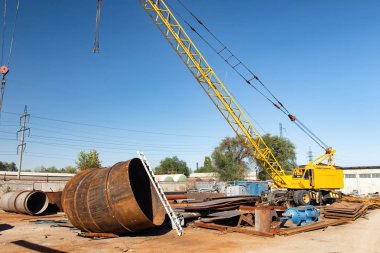 çelik ürünleri ve tüpler bir vinç ile özel bir kamyonun içinde bir depolama alanı ile yükleme.