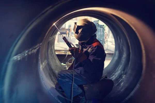 Soldador Está Reparando Área Defeituosa Solda Dentro Das Partes Aparelho — Fotografia de Stock