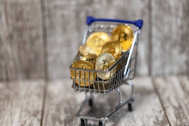 Marketten bir metal oyuncak sepeti üst altın bitcoin ile dolu