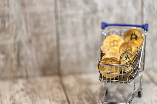Marketten Bir Metal Oyuncak Sepeti Üst Altın Bitcoin Ile Dolu — Stok fotoğraf