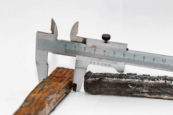 具有不同类型缺陷和测量工具的缺陷焊缝样品 — 图库照片