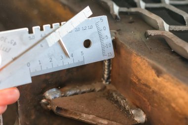 Ölçüm kaynak bacak, yerleştirme sırasında Kenar uzaklığını ve diğer parametreleri evrensel bir şablonu kullanma.