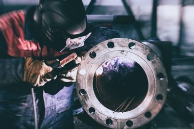Kaynak boru hattı birimi-kaynak kalın duvarlı flanş ve boru üretimi üzerinde çalışır