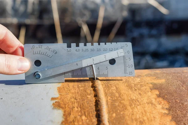 Ölçüm kaynak bacak, yerleştirme sırasında Kenar uzaklığını ve diğer parametreleri evrensel bir şablonu kullanma.