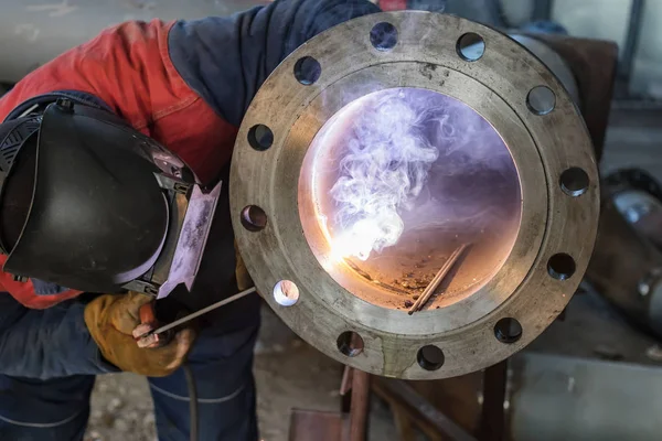 Kaynak boru hattı birimi-kaynak kalın duvarlı flanş ve boru üretimi üzerinde çalışır