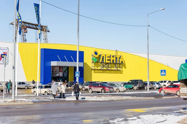 Separado de otros edificios un edificio de hipermercado LENTA —  Fotos de Stock