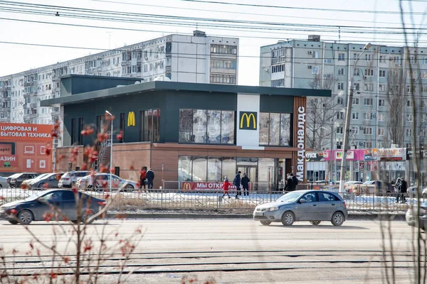 McDonald 's cafe built by a detached building in a residential ar — стоковое фото