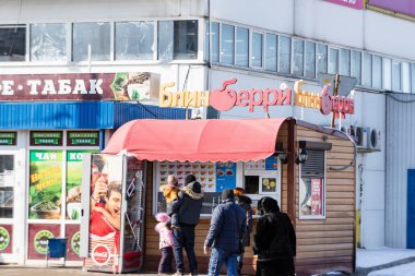 küçük bir sıranın açık hava kafeleri, fast-food zincirleri, Bl, ziyaretçi