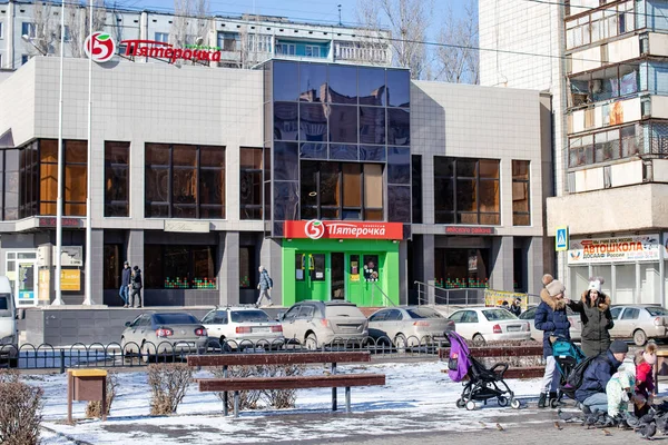 Reclameborden van de loc supermarkt netwerk "Pyaterochka" — Stockfoto