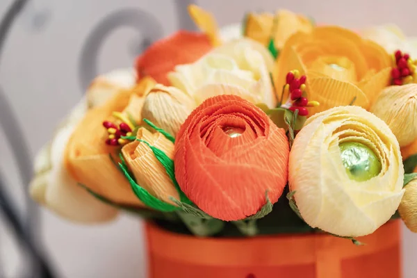Ramos de regalo de flores de papel con chocolates en el interior — Foto de Stock