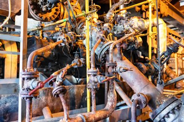 Karmaşık karmaşık boru montaj eski Paslı boruları