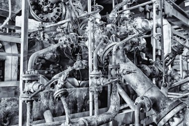 Karmaşık karmaşık boru montaj eski Paslı boruları