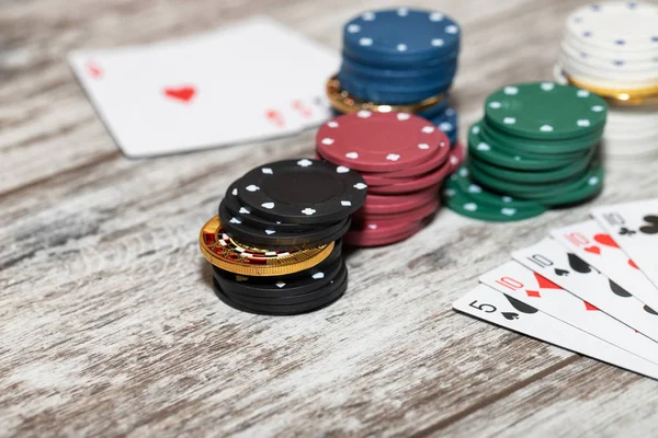 Yüksek bahisler ile poker oyunun teması üzerinde fotoğraf çizimi — Stok fotoğraf