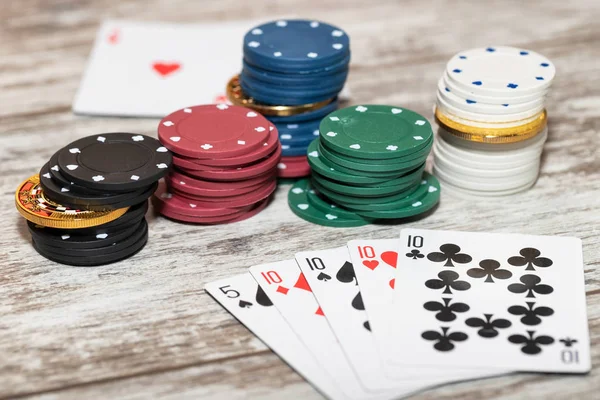 Yüksek bahisler ile poker oyunun teması üzerinde fotoğraf çizimi — Stok fotoğraf